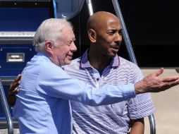 Gomes (d) logró salir en libertad siete meses después de su detención gracias a la intervención del expresidente Jimmy Carter (i), que viajó a Pyongyang con ese propósito. TWITTER