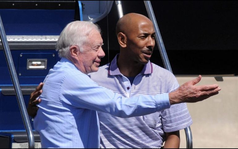 Gomes (d) logró salir en libertad siete meses después de su detención gracias a la intervención del expresidente Jimmy Carter (i), que viajó a Pyongyang con ese propósito. TWITTER