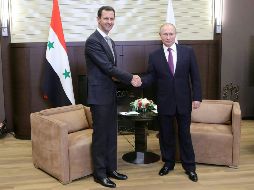 En vísperas de la cumbre tripartida, Putin (d) se reunió, también en Sochi, con el presidente sirio, Bachar al Asad (i). AFP/M. Klimentyev