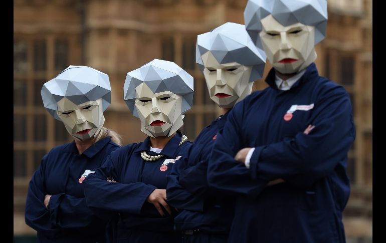 Manifestantes caracterizados como la primera ministra británica, Theresa May, forman parte de una protesta ante el Parlamento en Londres (Reino Unido), antes del debate del presupuesto. EFE / A. Rain
