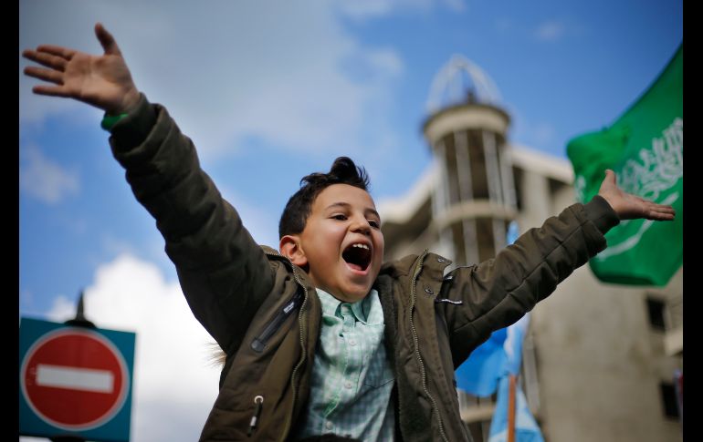 Un joven simpatizante del primer ministro de Líbano, Saad Hariri, celebra la sorpresiva decisión de aplazar su renuncia luego de haber vuelto al país. AP / B. Hussein