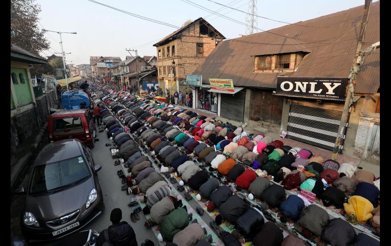Varios hombres musulmanes cachemires rezan junto a un altar en Srinagar, en India, como parte de una tradición que ofrece oraciones a ese altar desde hace siglos. EFE / F. Khan