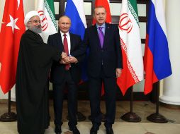 El mandatario se reúne en la ciudad de Sochi con sus colegas de Irán y Turquía, Hasan Rohani y Recep Tayyip Erdogan, para impulsar un proceso de paz en el país árabe. AP / K. Ozer