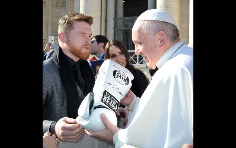 El boxeador tapatío Saúl 'Canelo' Álvarez regaló un par de guantes al Papa Francisco al final de la audiencia general de este miércoles. AFP / OSSERVATORE ROMANO
