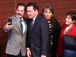 El senador por Jalisco, Jesús Casillas (izq) aprovechó la visita del titular de la Secretaría de Gobernación, Miguel Ángel Osorio Chong (c), para tomarse una 'selfie'. SUN / L. Godinez