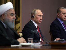 Ante el estancamiento del proceso de paz en Ginebra, Putin (centro) intenta impulsar su propio foro de negociaciones. AFP/M. Klimentyev