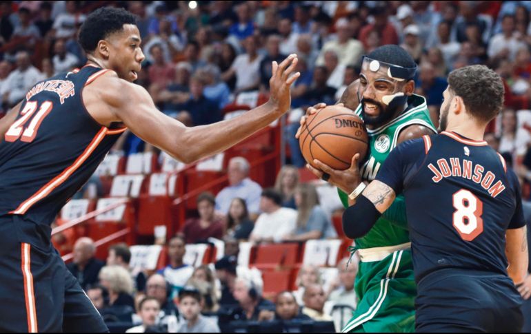 El Heat fundió a los Celtics. Kyrie Irving es contenido por Tyler Johnson. AP/L. Sladky