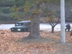 Captura de pantalla que muestra al militar desertor (d-adelante) siendo perseguido por soldados en el Área Conjunta de Seguridad (JSA) de la Zona Desmilitarizada de Corea. EFE/UNC