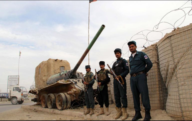 Policías y equipos de emergencia se trasladaron al lugar de los hechos para apoyar a las víctimas. EFE/W. Yar