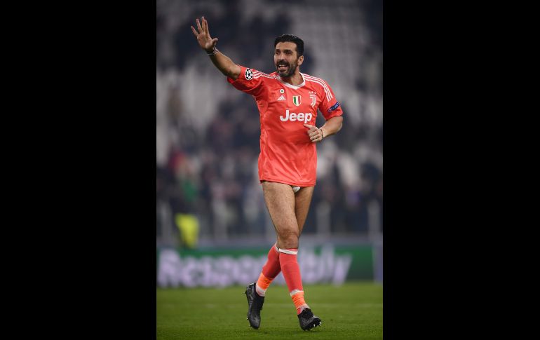 Buffon regala su short a aficionado tras empate de la Juve