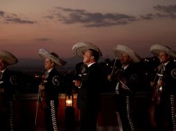 En las instantáneas, el artista viste de esmoquin y se observa sonriente junto al mariachi. Facebook/ARCHIVO