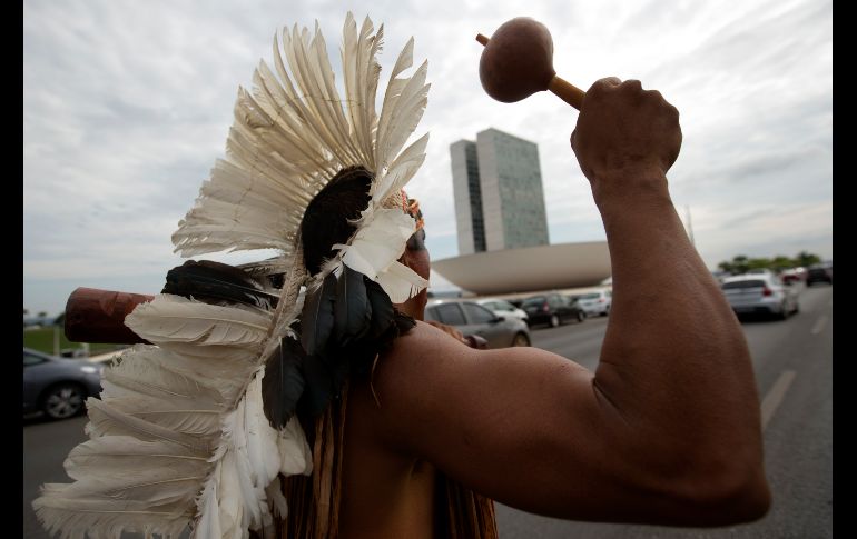 Indios de Brasil protestan en la Explanada de los Ministerios - BRA101. BRASILIA (BRASIL), 23/11/2017.- Indios brasile�os protestan en favor de la demarcaci�n de sus territorios hoy, jueves 23 de noviembre de 2017, en la Explanada de los Ministerios, en Brasilia (Brasil). EFE/Jo�dson Alves Indios de Brasil protestan en la Explanada de los Ministerios