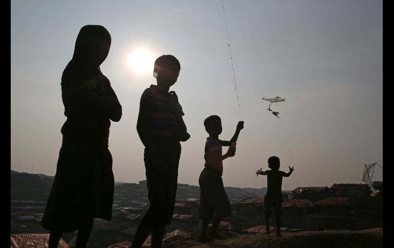 Niños musulmanes de la etnia rohingya juegan con papalotes en el campo de refugiados Kutupalong en Bangladesh. AP / W. Maye