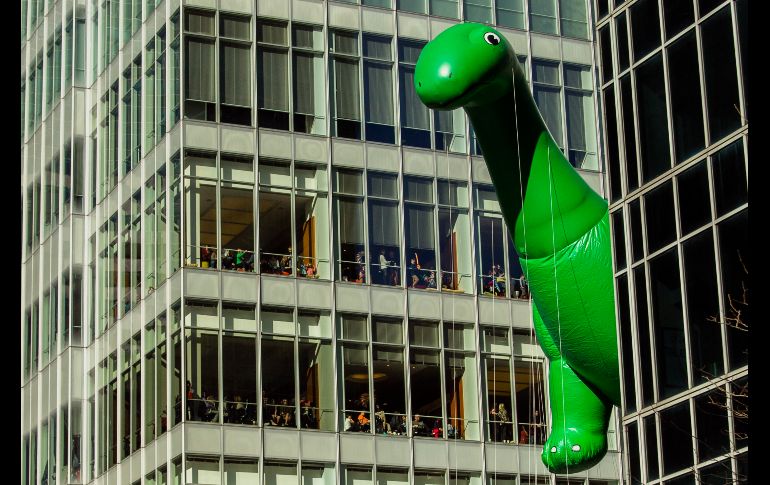 Desde las ventanas de los edificios de la Sexta Avenida se pudo observar el paso del dinosaurio Sinclair. AP / A. Kudacki
