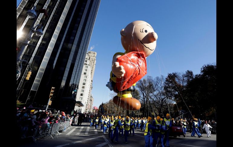 Una figura del entrañable Charly Brown también formó parte de la comparsa que pasó por Central Park. EFE / J. Szenes
