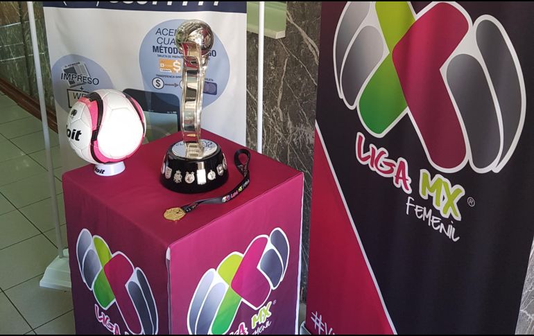 El objeto de deseo del campeonato de futbol mexicano tiene un peso de cuatro kilogramos de plata pura Ley, y está ensamblado en una base de obsidiana de seis kilogramos de peso. EL INFORMADOR / F. Romero