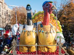 Mientras miles de personas aplaudían el paso de la cabalgata y bandas de música, un contingente de miles de policías vigilaba los alrededores. AP / C. Sykes