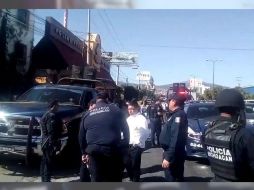 Integrantes de la CNTE y el SNTE habrían destruido gran parte de la fachada de las instalaciones. YOUTUBE / Quadratin Noticias TV