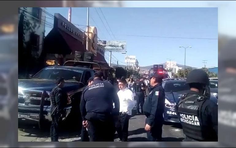 Integrantes de la CNTE y el SNTE habrían destruido gran parte de la fachada de las instalaciones. YOUTUBE / Quadratin Noticias TV