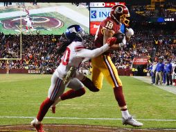 Josh Doctson, receptor de Washington, marca touchdown a pesar de la marca que sobre él ejerce Janori Jenkins. AP/Semansky