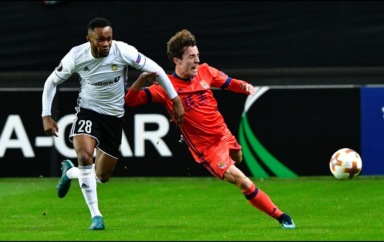 Samuel Adegbenro (izquierda), del Rosenborg, disputa un balón con Sergio Canales, de la Real Sociedad. EFE/O. Martín