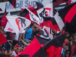 Hubo menos, pero no decayó el entusiasmo. Los seguidores rojinegros que acudieron al estadio no dejaron de cantar y alentar a su equipo. MEXSPORT/C. De Marchena