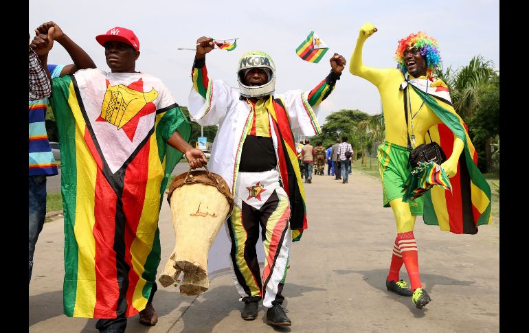 Ciudadanos celebran el nombramiento del presidente provisional de Zimbabue, Emmerson Mnangagwa. EFE /A. Ufumeli