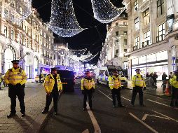 La policía respondió al incidente como si fuera un acto terrorista con oficiales armados, evacuación de la zona y el envío de servicios de emergencia. EFE / F. Arrizabalaga