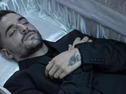 Una fotografía del cantante colombiano Maluma dentro de un ataúd pone en alerta a sus seguidores. ESPECIAL