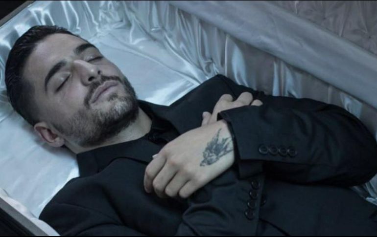 Una fotografía del cantante colombiano Maluma dentro de un ataúd pone en alerta a sus seguidores. ESPECIAL