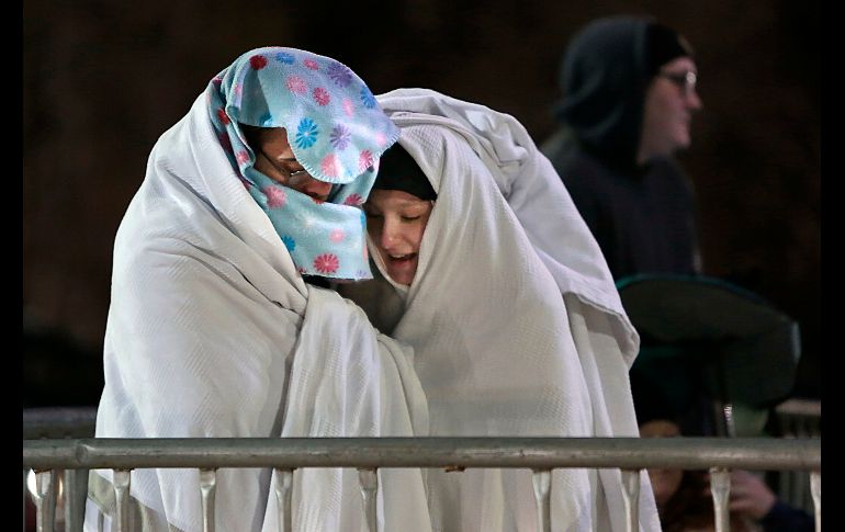 Algunas personas, como esta pareja en Massachusetts, Estados Unidos, pernoctaron afuera de las tiendas para ser de los primeros en aprovechar las ofertas. AP / P. Pereira