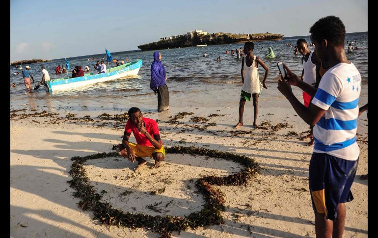Un chico posa para una foto en la playa Jazera, que se ha vuelto un punto popular en las afueras de Mogadiscio, la capital de Somalia. AFP / M. Abdiawah