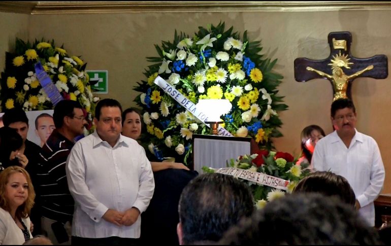 El gobernador de Baja California Sur, Carlos Mendoza Davis (izq) realiza una guardia ante los féretros del ombudsman. SUN/