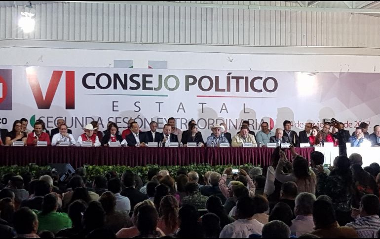 A la sesión del consejo político priista acudieron 415 consejeros que a mano alzada votaron los acuerdos. EL INFORMADOR / R. Rivas