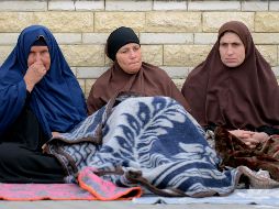 Familiares de los heridos lloran mientras esperan a las afueras de un hospital. AFP/M. El-Shahed