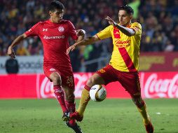 Diego Valdés disputa el balón con Pablo Barrientos del Toluca. EFE / L. Granados