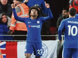 Festejo. Willian, del Chelsea, celebra después de anotar durante el partido contra el Liverpool, en Anfield. AP
