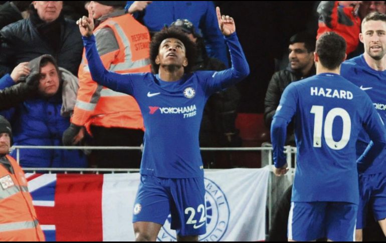 Festejo. Willian, del Chelsea, celebra después de anotar durante el partido contra el Liverpool, en Anfield. AP