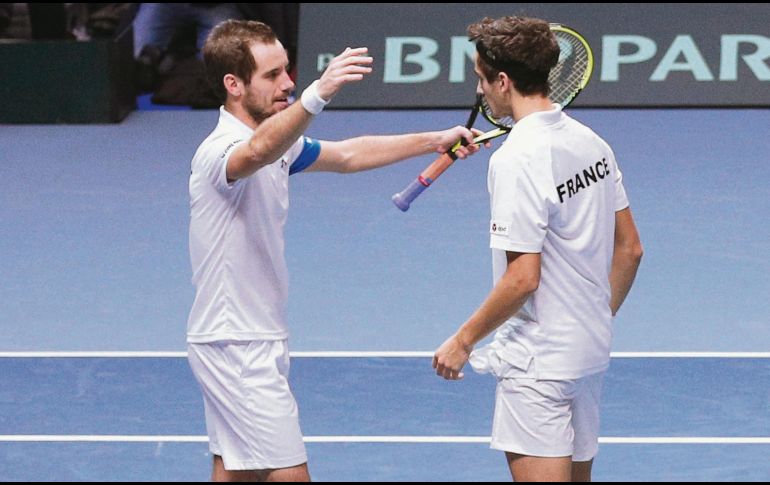 A un paso. El triunfo de Richard Gasquet (izquierda) y Pierre-Hugues Herbert deja a Francia a una victoria del título. EFE