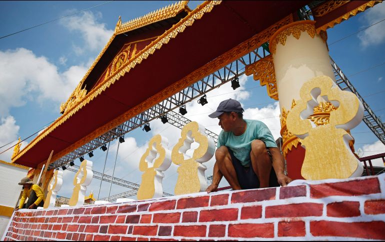 Un hombre decora la fachada de un edificio con motivo de la visita del Pontífice. EFE/L. Bo Bo