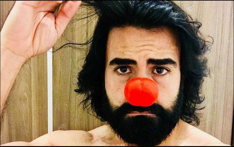 Los benefactores podrán ser testigos del corte de cabello y contar con fotografías, besos y abrazos por parte del famoso. Facebook/ Carlos Esqueda