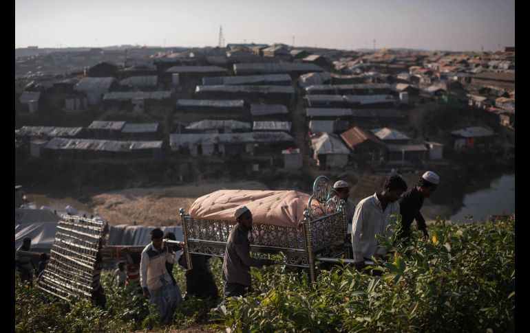 Refugiados rohinyás llevan el cuerpo de una mujer, que murió de una enfermedad no diagnosticada, a un cementerio en el campamento de refugiados en Cox's Bazar,  Bangladesh. AFP/E. Jones