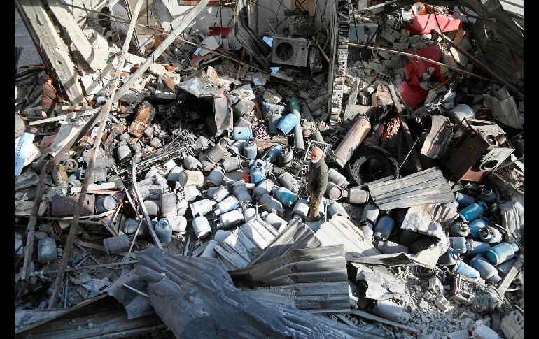 Un sirio inspecciona entre los escombros tras un bombardeo presuntamente de las fuerzas del gobierno en Mesraba, zona controlada por los rebeldes. AFP/A. Almohibany