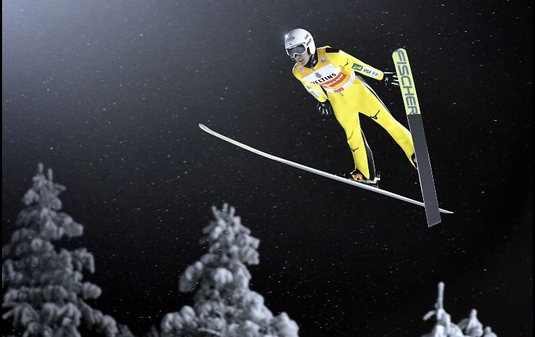 El japonés Junshiro Kobayashi compite en la primera ronda de la Copa Mundial de Combinada Nórdica 2017 en Ruka, Finlandia. AFP/Lehtikuva/H. Saukkomaa