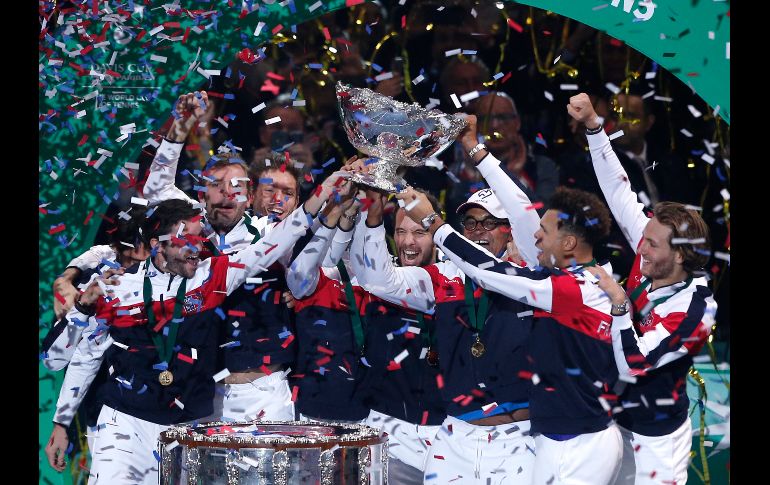 El equipo de Francia sostiene el trofeo tras gana la Copa Davis en el estadio Pierre Mauroy de la ciudad francesa de Lille. Francia ganó este torneo por primera vez en 16 años, tras derrotar a Bélgica. AP/M. Spingler