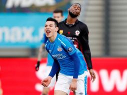 Hirving Lozano abandona el terreno de juego a los 81 minutos durante el encuentro ante Excelsior. TWITTER / @psveindhoven