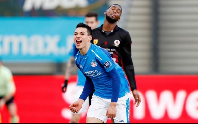 Hirving Lozano abandona el terreno de juego a los 81 minutos durante el encuentro ante Excelsior. TWITTER / @psveindhoven