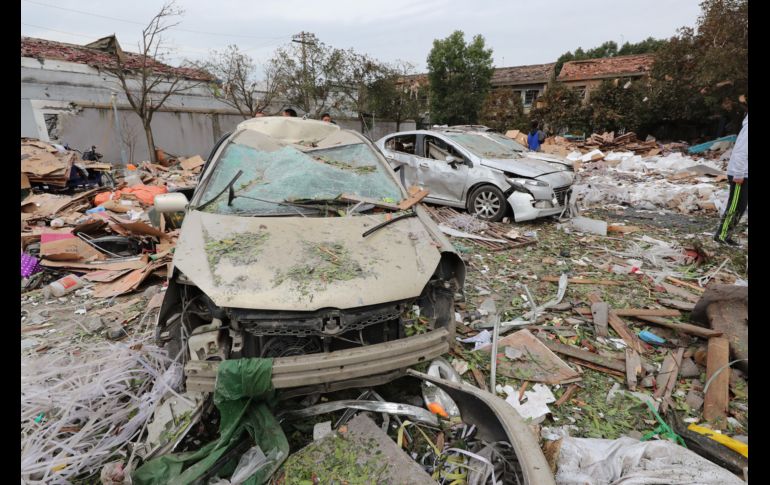 Autos dañados tras una una fuerte explosión ocurrida este domingo en la ciudad china de Ningbo, que dejó al menos dos muertos y decenas de heridos. AFP