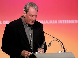 El escritor estadounidense Paul Auster leyó un discurso tras recibir la medalla Carlos Fuentes. EFE / U. Ruiz