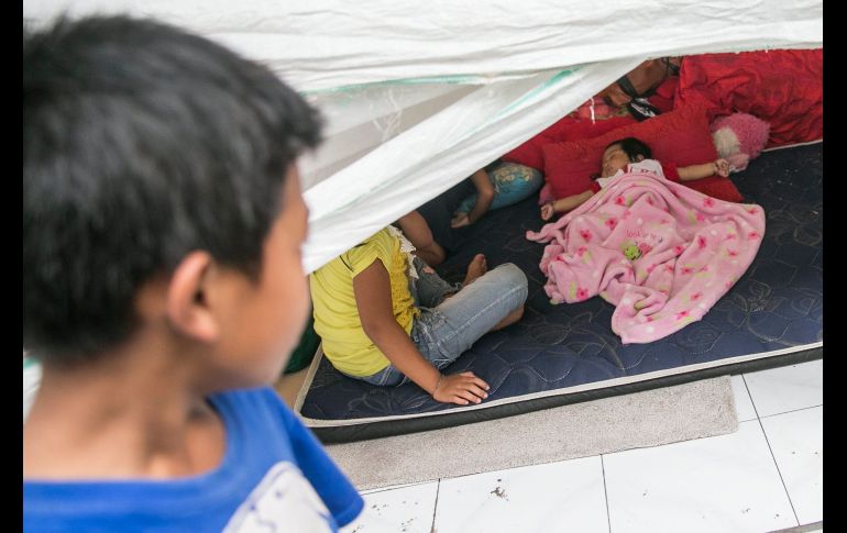 Personas evacuadas se ven en un refugio. La zona de seguridad permanece en un radio de entre 6 y 7.5 kilómetros alrededor del cráter.